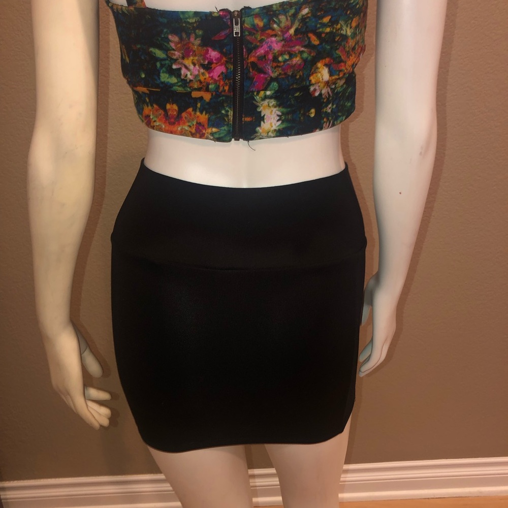 Black mini skirt - Picture 2 of 4